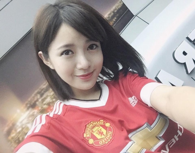 Tú Linh là một fan cuồng nhiệt của câu lạc bộ Manchester United. Cô từng tham gia bình luận bóng đá trên truyền hình.