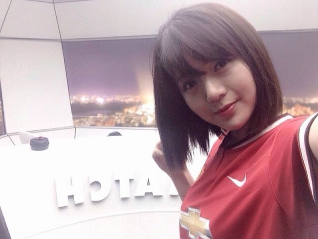 Cô cũng từng sang Anh thăm sân vận động của Manchester United.