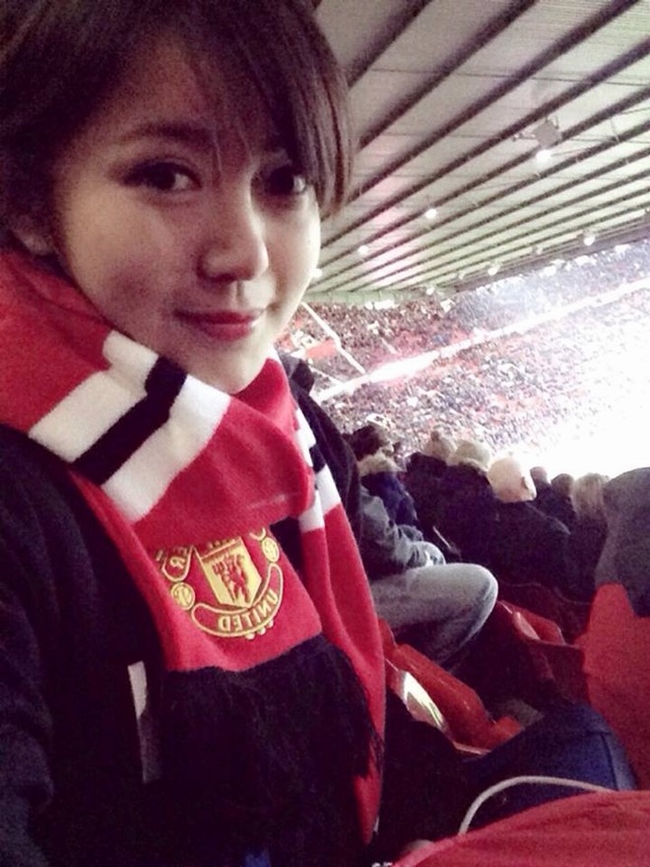 Hình ảnh Tú Linh trên sân vận động Old Trafford của&nbsp;Manchester United.