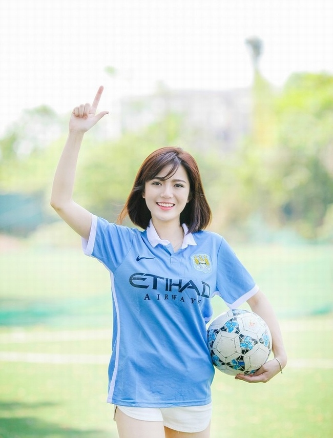 Hot girl cũng từng mặc đồng phục của câu lạc bộ kình địch&nbsp;Manchester United là&nbsp;Manchester City.