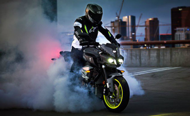 Yamaha đã bắt đầu trình diện mẫu mô tô mới tại sự kiện EICMA vào mùa thu năm ngoái. Chiếc xe sau đó đã được đích thân Jorge Lorenzo – người đoạt giải chiến thắng tại cuộc đua MotoGP thế giới lái đánh giá.