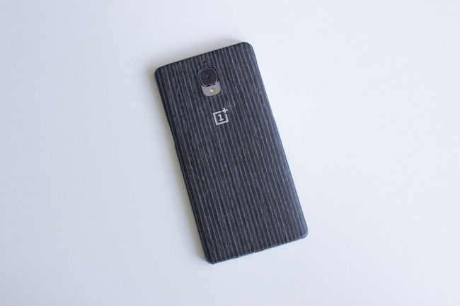 Hãng này cũng cung cấp một loạt tấm ốp lưng dành cho OnePlus 3 với giá 25 USD. Đây là vỏ ốp màu mơ đen