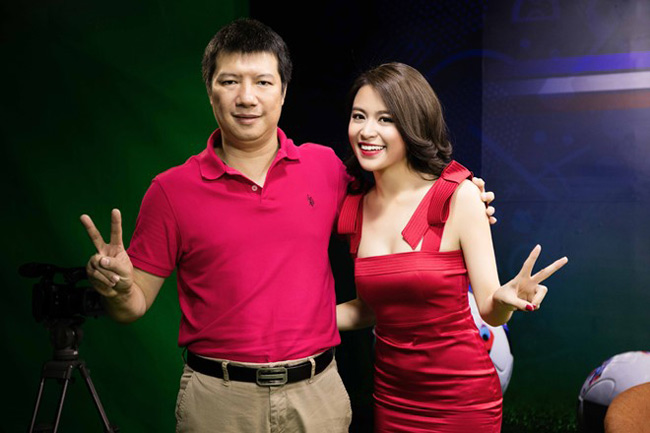 Nữ diễn viên “Thần tượng” chụp hình cùng biên tập viên thể thao Quang Huy.