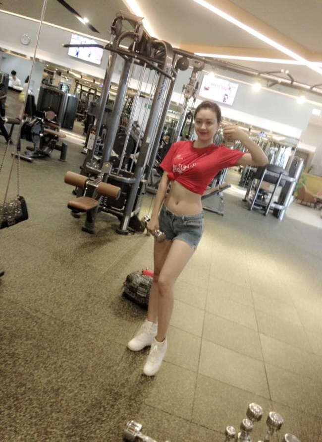 Cô được chú ý vì gương mặt đẹp tự nhiên với nụ cười rạng rỡ.