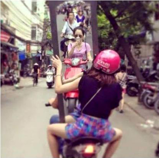 Đi đường &#34;chôp&#34; được tấm gương, phải tranh thủ &#34;tự sướng&#34; ngay.