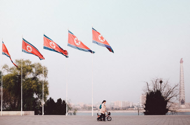 Mẹ giúp con nhỏ đi xe đạp dọc sông Taedong ở Bình Nhưỡng.