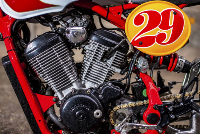 Mang biệt danh “một mẫu môtô dùng để học lái”, Honda Shadow 400 không phải là mẫu xe mà bạn muốn trải nghiệm cảm giác bay trong đường đua.