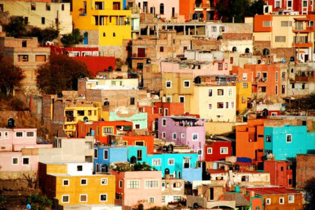 Guanajuato, Mexico: Những ngôi nhà ở đây được xây dựng trên sườn đồi và được sơn nhiều màu sắc nổi bật trông như một bức tranh vẽ.