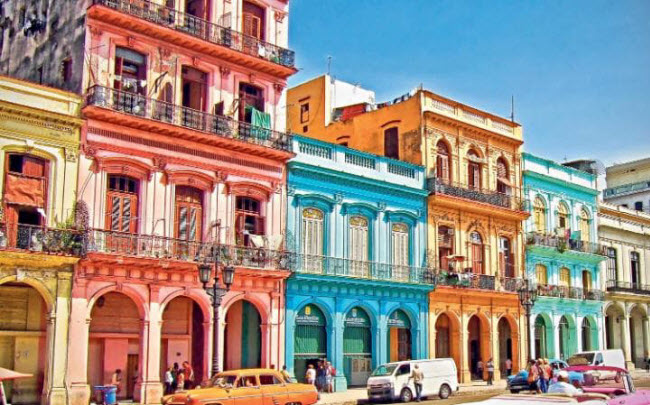 Havana, Cuba: Tại thành phố này, du khách có thể tìm thấy những chiếc ô tô cổ, biệt thự do mafia xây dựng và âm nhạc ở khắp mọi nơi. Những ngôi nhà cổ màu xanh và vàng cam cũng là nét đặc trưng của thành phố này.
