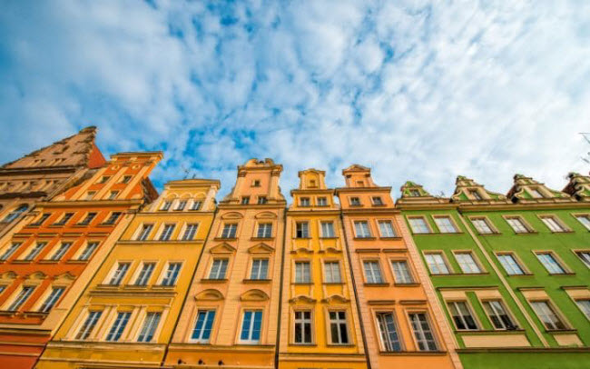 Wroclaw, Ba Lan: Quảng trường Chợ tại thành phố này bao gồm tòa nhà hội trường theo phong cách Gô-tích và các ngôi nhà có màu sắc tươi sáng, với một số công trình được xây dựng từ thế kỷ thứ 16.