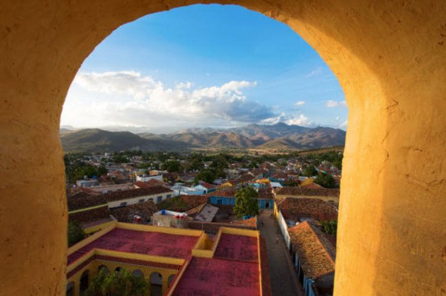 Trinidad, Cuba: Thị trấn đã được tổ chức UNESCO công nhận là di sản thế giới với những ngôi nhà nhiều màu sắc nằm&nbsp;dọc đường phố lát đá cuội. Nơi đây cũng nổi tiếng với các món ăn đặc trưng ở Cuba.