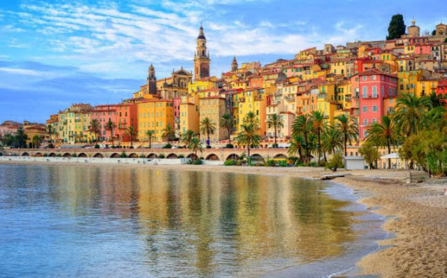 Menton, Pháp: Những ngôi nhà trong làng Provence tại Menton là nơi hoàn hảo với kiến trúc đầy màu sắc. Nơi đây cũng có nhiều vườn thực vật lớn và các bãi biển đẹp.