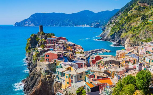 Vernazza, Italia: Thành phố này trông như một làng chài đặc trưng ở Italia, với những ngôi nhà nhiều màu sắc nằm bao quanh bến cảng, tạo nên khung cảnh đẹp như tranh vẽ.