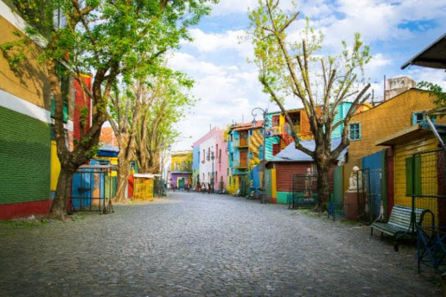 Buenos Aires, Argentina: Khu La Boca của thành phố nổi tiếng với những ngôi nhà nhiều màu sắc sặc sỡ, nhưng du khách không nên đi tham quan một mình vì lý do an ninh.