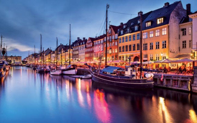Copenhagen, Đan Mạch: Copenhagen là thủ đô và là thành phố lớn nhất của Đan Mạch. Nơi đây có những ngôi nhà và các quán cà phê, nhà hàng đều được sơn màu sắc tươi sáng.