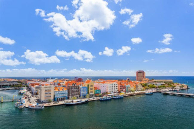 Curaçao, Caribbe: Đây là một trong những thành phố đẹp nhất tại vùng Caribbe, gây ấn tượng với những ngôi nhà nhiều màu sắc được xây dựng từ thời thuộc địa của Hà Lan.