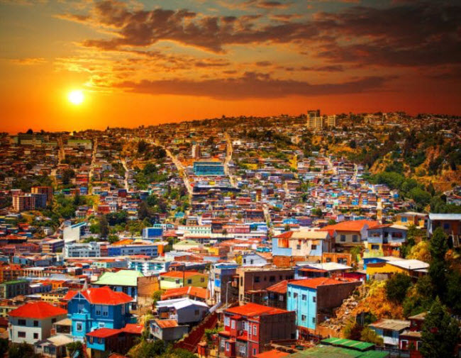 Valparaiso, Chile: Những ngôi nhà nhiều màu sắc trên các sườn đồi xanh mướt và đường ray tàu hỏa cổ là nét đặc trưng của thành phố Nam Mỹ này.