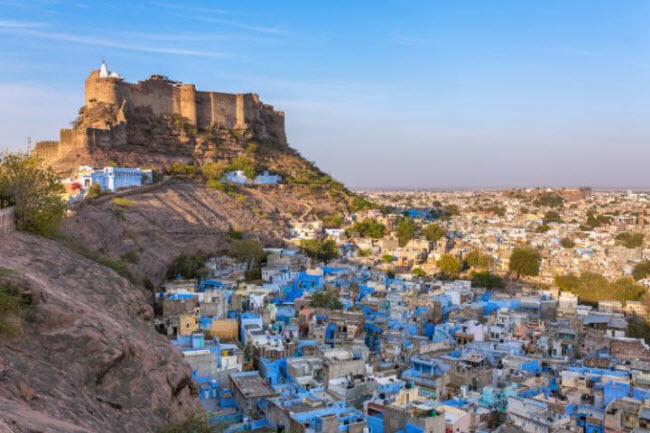 Jodhpur, Ấn Độ: Được biết với biệt danh “thành phố Xanh”, điểm nhấn của thành phố Jodhpur là những ngôi nhà màu xanh. Đây là truyền thống của người Brahmin để phân biệt với các cộng đồng dân cư khác ở thành phố.