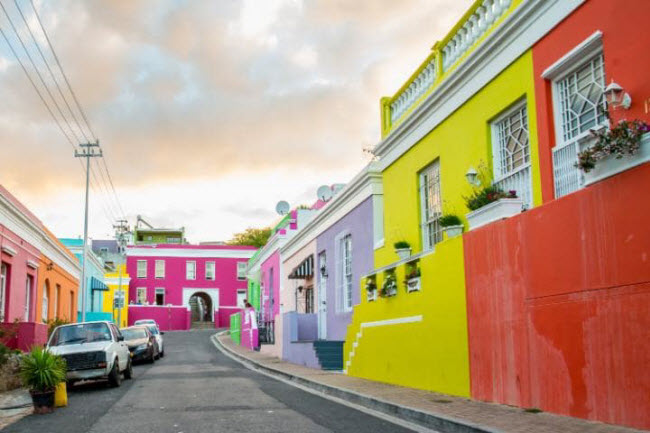 Cape Town, Nam Phi: Khu Bo-Kaap nằm trên ngọn đồi Signal nhìn xuống trung tâm thành phố. Nơi đây gây ấn tượng với những ngôi nhà được sơn màu tươi sáng trông rất bắt mắt.