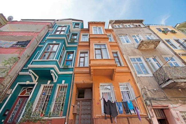 Istanbul, Thổ Nhĩ Kỳ: Khu dân cư của người Do Thái tại thành phố có những ngôi nhà nhiều màu sắc và đường phố lát đá cuội được xây dựng từ thời Ottoman.