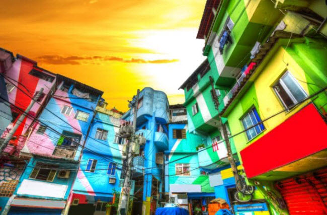 Rio de Janeiro, Brazil: Các khu ổ chuột ở Brazil được biết đến&nbsp;với các băng nhóm tội phạm và sự nghèo khổ. Nhưng một số khu như Favela Santa Marta được các nghệ sĩ đường phố biến thành tác phẩm nghệ thuật.