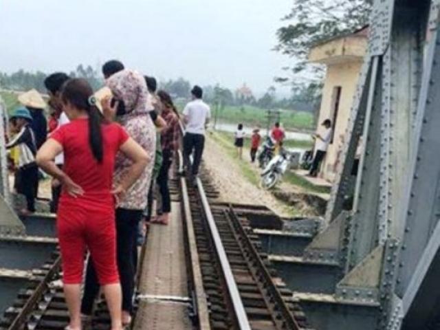 Chụp ảnh “tự sướng” trên cầu, nữ sinh rơi xuống sông tử vong