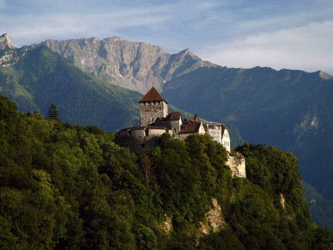 Nằm trên ngọn đồi tại Vaduz ở Liechtenstein, lâu đài là nơi sinh sống của Hoàng tử Liechtenstein, &nbsp;Hans-Adam II.
