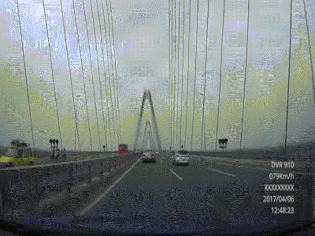 5 ô tô liều lĩnh chạy ngược chiều trên cầu Nhật Tân