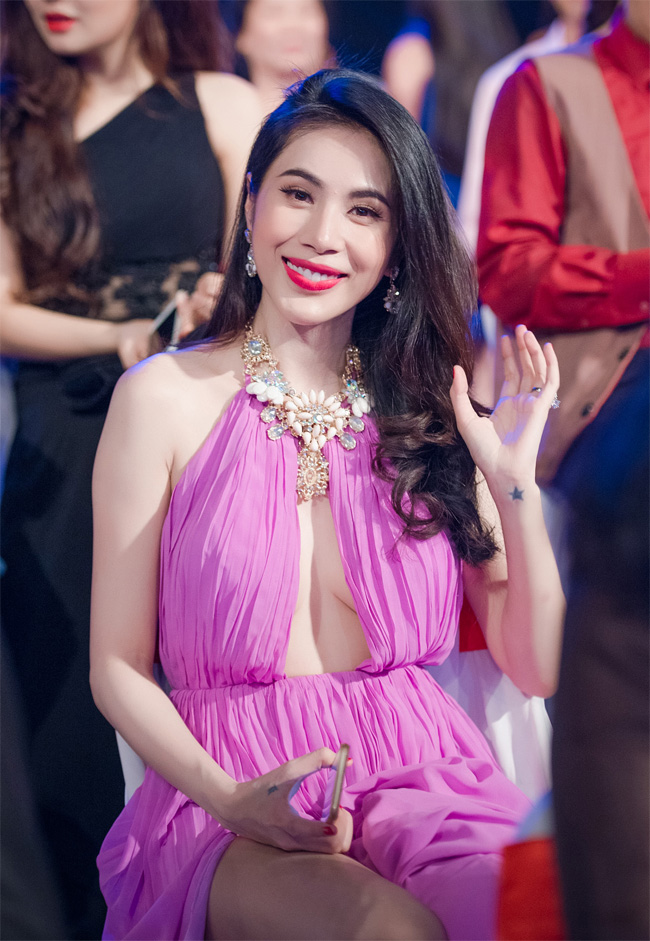 Dù rất nổi bật và quyến rũ, nhưng việc &#34;thả rông&#34;&nbsp;táo bạo như thế này rất dễ khiến Thuỷ Tiên&nbsp;rơi vào tình huống &#34;nguy hiểm&#34;.