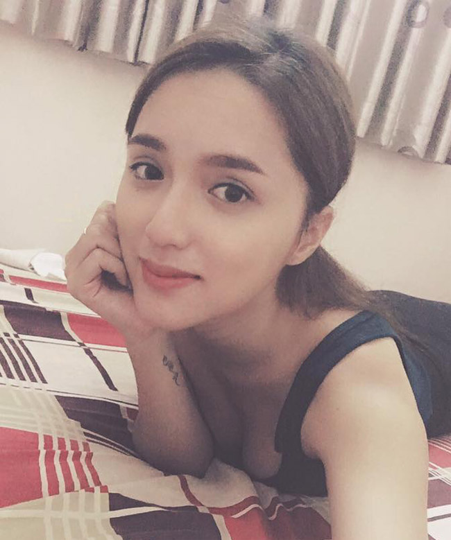 Tuy là giọng ca chuyển giới, nhưng Hương Giang Idol được khán giả biết đến với hình ảnh sexy, nóng bỏng không kém bất cứ mỹ nhân nào của V-Biz. Tuy nhiên, ngoài đời thường, nữ ca sĩ xuất thân từ VN Idol lại rất mộc mạc, giản dị, hoàn toàn trái ngược với phong cách thường thấy trên sân khấu.