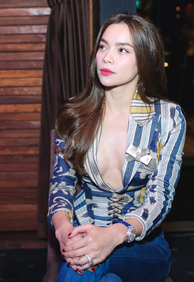 Việc mặc những chiếc áo cổ sâu, &#34;thoắt ẩn thoắt hiện&#34; như thế này là một trong những phong cách thời trang thường thấy của Hà Hồ.