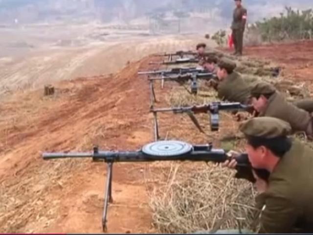 Lộ video lính Triều Tiên bắn súng mãi vẫn không nổ