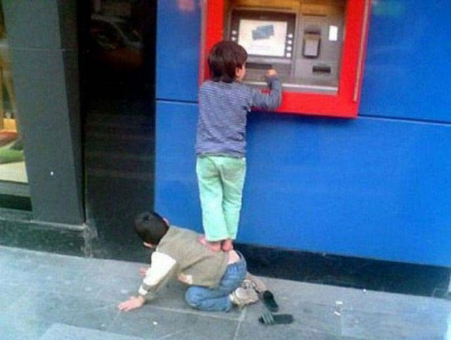 Anh em là phải biết giúp đỡ nhau lúc khó khăn.