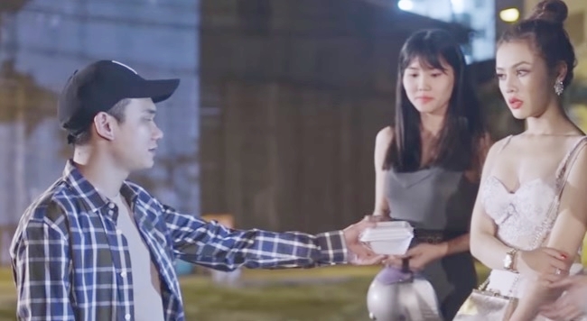 Dù biết cô gái mình yêu làm nghề không chân chính nhưng Khắc Việt vẫn đem lòng yêu. Thậm chí, khi người thương mắc bệnh hiểm nghèo và cận kề cái chết, anh vẫn không bỏ rơi cô.