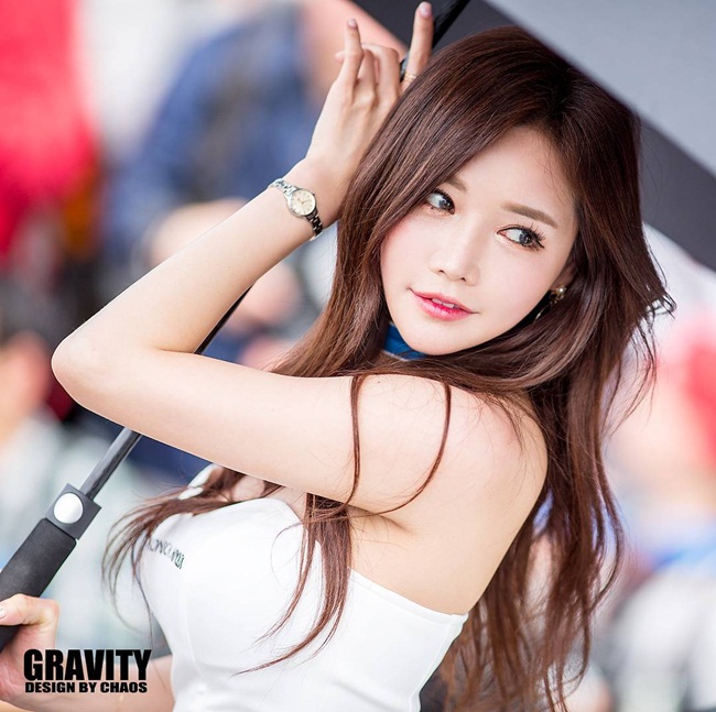 Cô nàng có tên tiếng Hàn là Han Ga Eun, tên tiếng Anh là Alice, tên tiếng Trung là Hàn Giai Ân, cộng động fan quốc tế của Ga Eun cũng rất đông đảo.&nbsp;