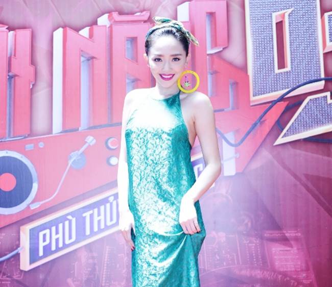 Tóc Tiên bất ngờ thay đổi diện mạo sexy, hiện đại thường thấy với áo yếm màu xanh truyền thống khi tham gia một gameshow