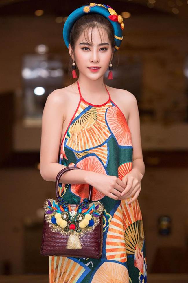 Cũng trong sự kiện&nbsp;Tuần lễ thời trang quốc tế Việt Nam mùa Xuân/Hè 2017, người đẹp Nam Em thu hút sự chú ý với trang phục yếm đào truyền thống.