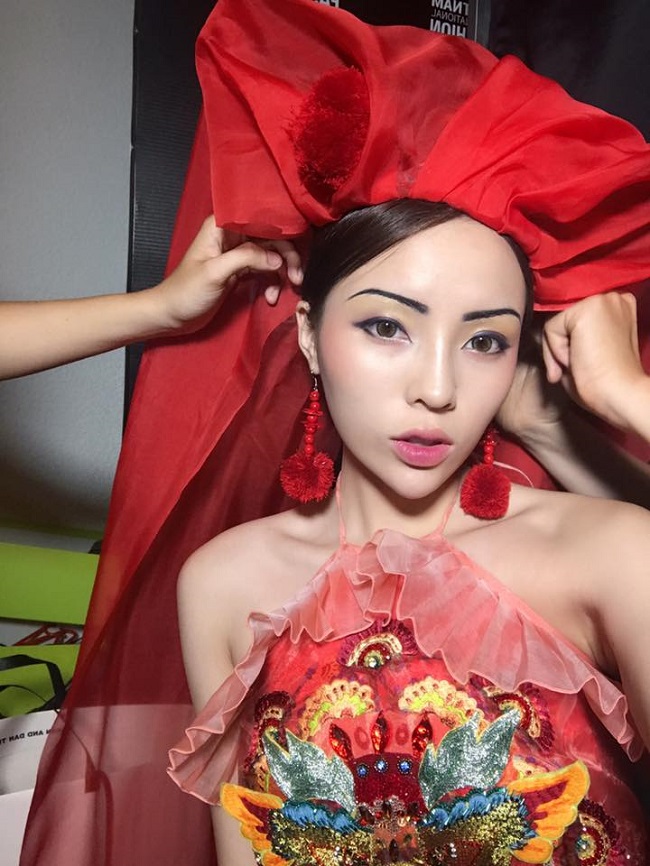 Hoa hậu Kỳ Duyên diện một bộ trang phục lấy ý tưởng từ yếm, được thiết kế vô cùng kỳ công.
