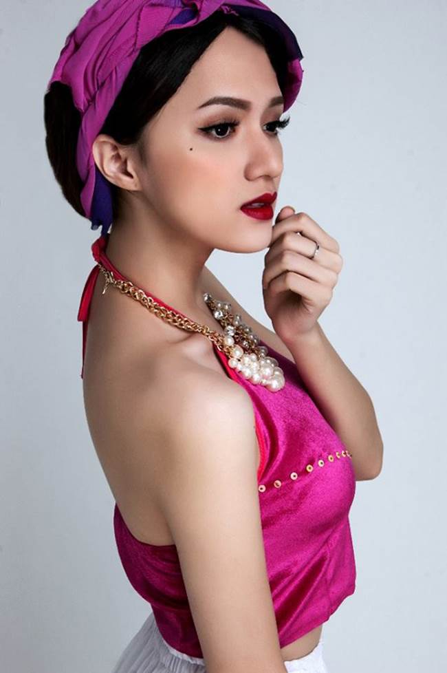 Hương Giang Idol khoe nét nữ tính với áo yếm và khăn quấn đầu cùng tông màu hồng