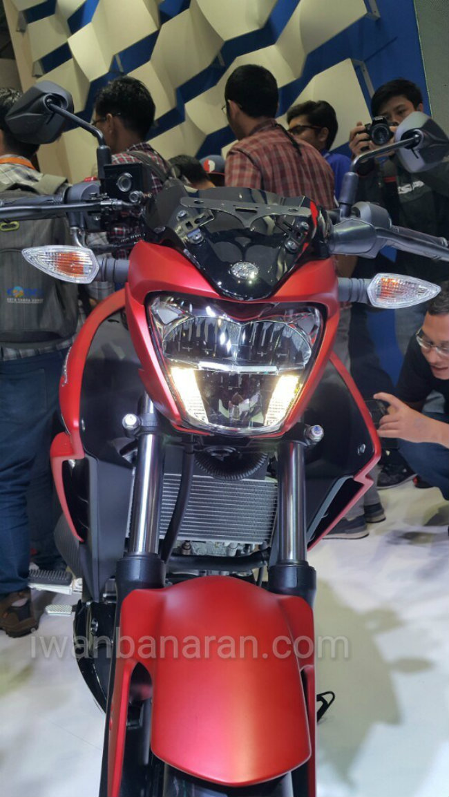 Điều đó có nghĩa rằng nếu 2017 Yamaha V-Ixion có giá bán ở Indonesia là 26 triệu IDR &#40;khoảng 44,5 triệu VNĐ&#41; thì V-Ixion R sẽ có giá trên mức như vậy. Cách thiết kế mặt trước không khác gì Yamaha R15 V3.0.