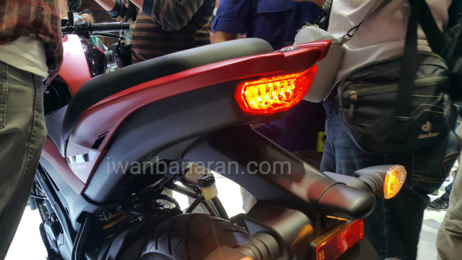 Hệ thống phanh cho Yamaha V-Ixion R gồm có các phanh đĩa cho cả bánh trước và sau. Ảnh đèn hậu xe.