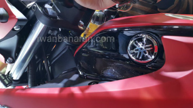 Lốp xe loại 90/80-17 cho bánh trước và 130/70-17 cho bánh sau. Ảnh lô-gô của Yamaha.