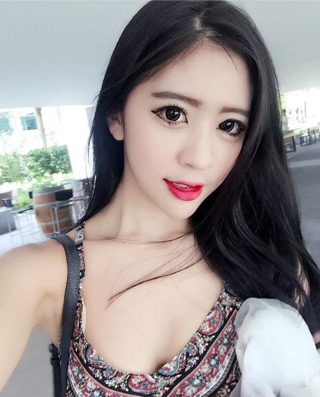Về son môi, Chong Anqi lưu ý chọn màu tươi sáng như đỏ hoặc hồng tươi và đánh lòng môi để thêm quyến rũ.