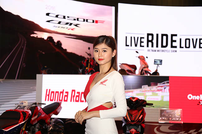 Một mẫu nữ tại gian hàng của Honda.
