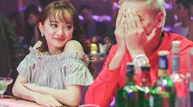 &#34;Em chưa 18&#34; kể về câu chuyện của một gã tay chơi tên Hoàng &#40;Kiều Minh Tuấn&#41;. Hoàng có thu nhập cao ngất ngưởng và sống với quy luật &#34;không có đêm thứ 2&#34; với bất kỳ cô gái nào. Tuy nhiên, anh chàng vấp phải &#34;cú ngã&#34; định mệnh khi gặp gỡ cô học trò Linh Đan &#40;Kaity Nguyễn&#41;. Sau khi bị hot boy bóng rổ &#40;Will đóng&#41; phụ tình để yêu cô nàng hot girl &#40;Châu Bùi đóng&#41;, Linh Đan tìm cách cặp với một người đàn ông trưởng thành để trả đũa bạn trai cũ. Không may, Hoàng trở thành &#34;nạn nhân&#34; của cô nữ sinh quái chiêu.&nbsp; Để trói chặt Hoàng, Linh Đan tiết lộ cô chưa tròn 18 tuổi và dùng một đoạn phim nhạy cảm để ép Hoàng giả làm bạn trai trước mặt các bạn trong trường.