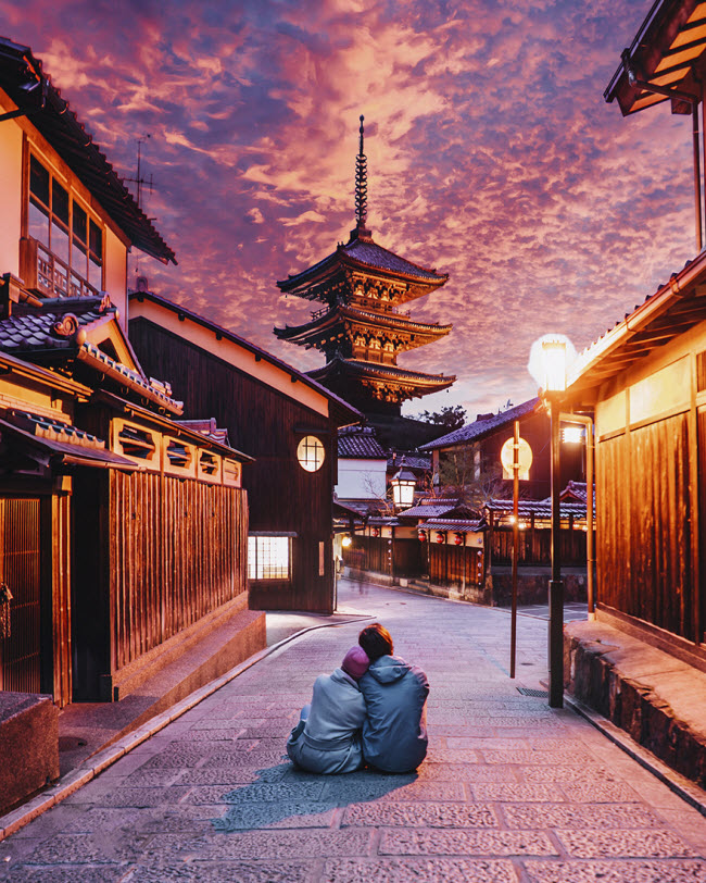 Đường phố vắng lặng vào buổi tối ở Gion, Kyoto.
