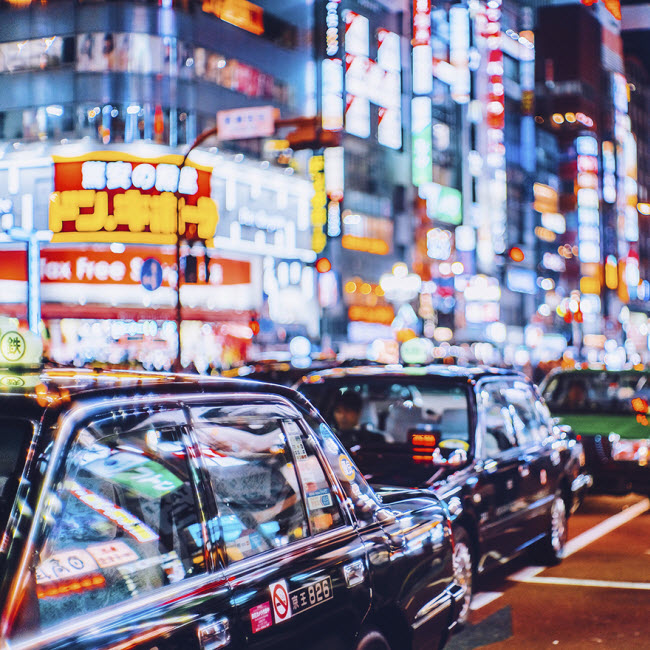 Khung cảnh ban đêm lung linh tại khu phố thương mại Shinjuku, Tokyo.