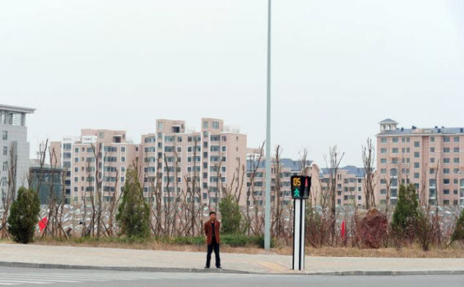 Kangbashi, Nội Mông: Các nhà chức trách dự định dây dựng thành phố hiện đại này dành cho khoảng 1 triệu người. Nhưng cách đây vài năm, một bài báo trên tờ Time tiết lộ chỉ khoảng 20.000 đến 30.000 người sinh sống ở đây.

