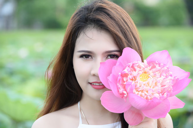Cô mải mê tạo mọi kiểu dáng bên quốc hoa Việt Nam.&nbsp;