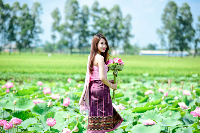 Cùng với ánh nắng sớm mai, nữ sinh Lào càng trở nên ngọt ngào, quyến rũ.&nbsp;